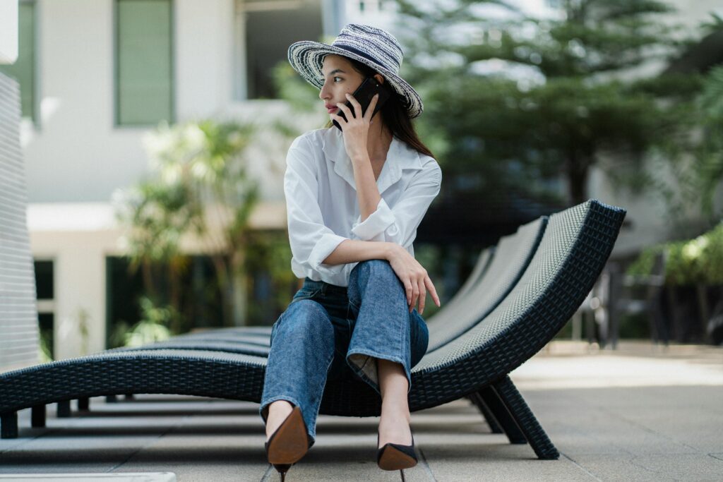 女性 スマホ 座りながら電話
