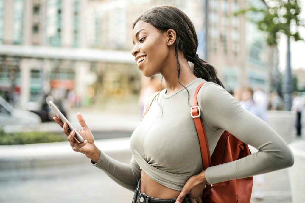 笑顔の女性 スマホ 海外