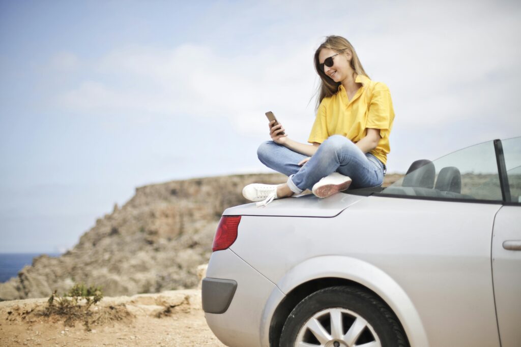 女性 スマホ 車
