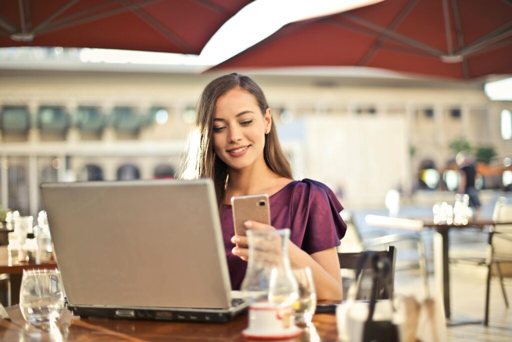 女性 スマホ PC デザリング
