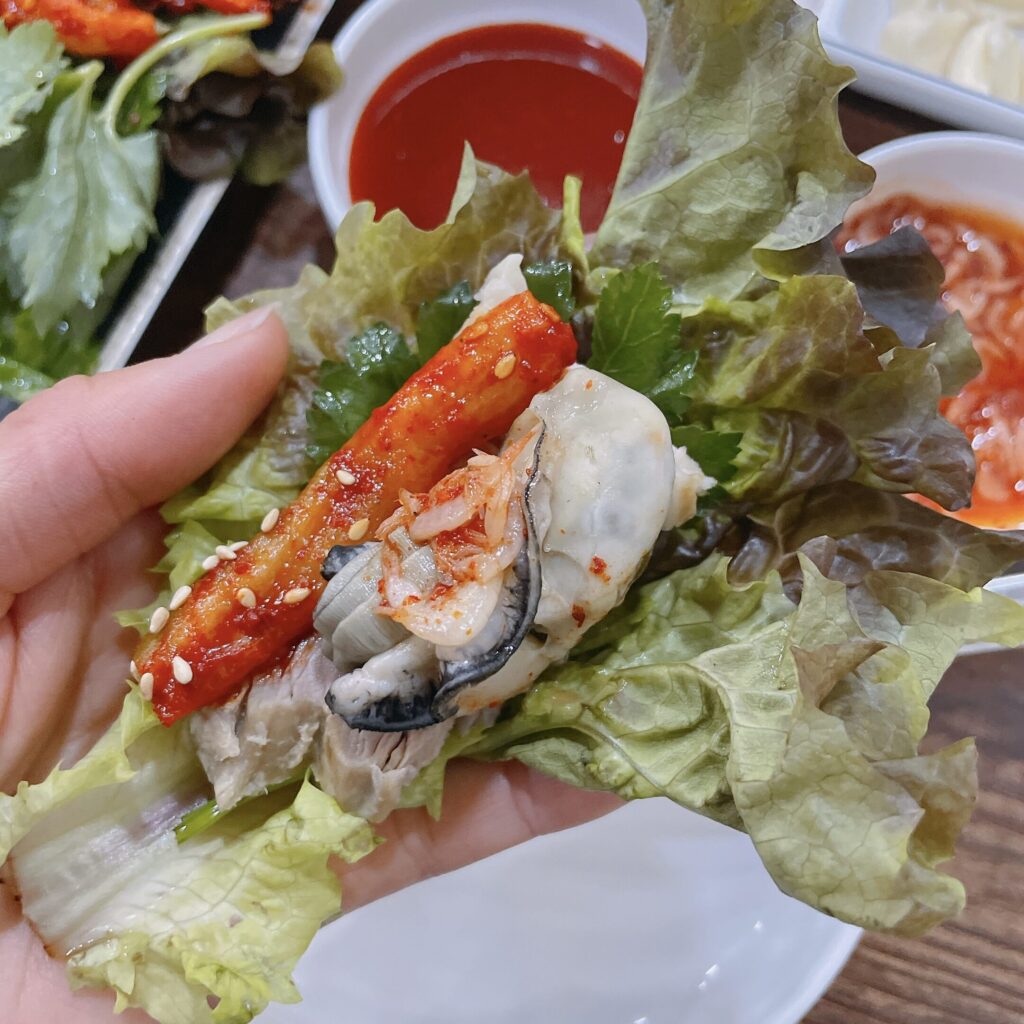 和通本家(화통본가/Hwatongbonga) 店内 お通し 牡蠣ポッサム 
