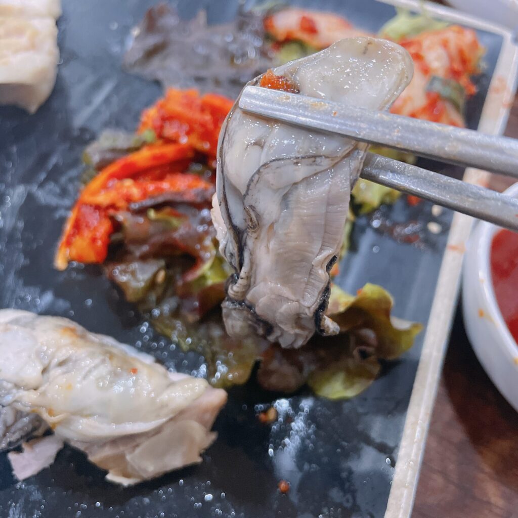 和通本家(화통본가/Hwatongbonga) 店内 お通し 牡蠣ポッサム 生牡蠣