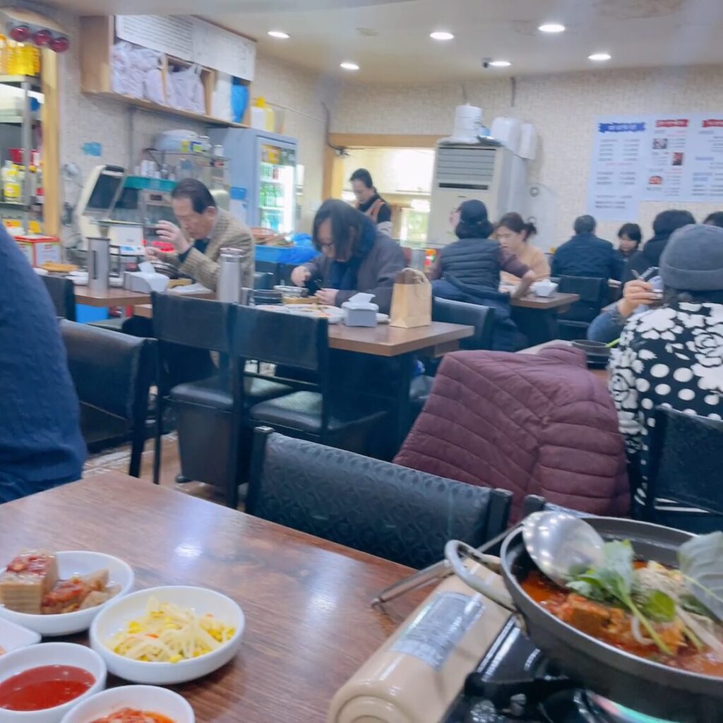 和通本家(화통본가/Hwatongbonga) 牡蠣ポッサム 店内