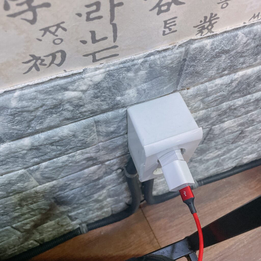 和通本家(화통본가/Hwatongbonga) 牡蠣ポッサム 店内 コンセント