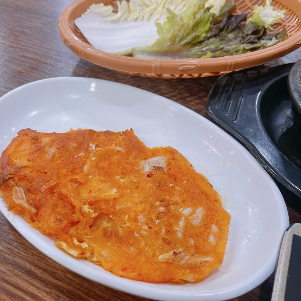 和通本家(화통본가/Hwatongbonga) 店内 お通し キムチチヂミ