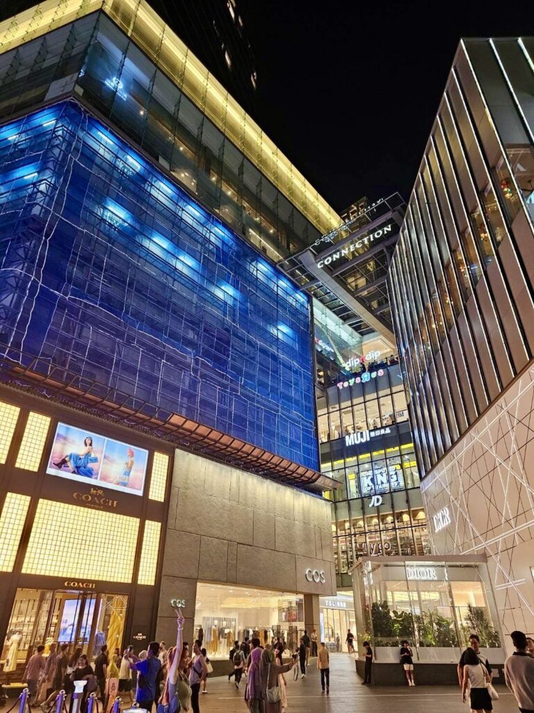 Pavilion パビリオン Kuala Lumpur クアラルンプール Bukit Bintang ブキッビンタン Shopping mall ショッピングモール entrance 入口 night time 夜
